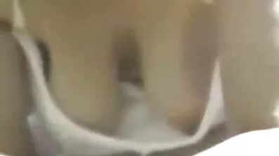 Super-frække honning vasker i badet og poserer på nettet cam