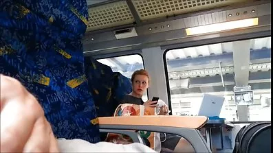 Forretningsmand på lædersofa kneppet af to college piger