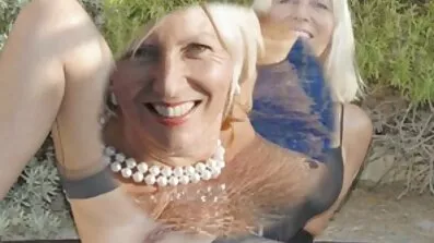 Ensom husmor forfører pik i stramme shorts