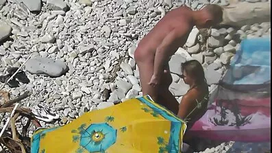 Ældre pige rører fisse i solen