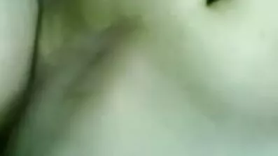 En ung pige tog tøjet af og viste sine fordele