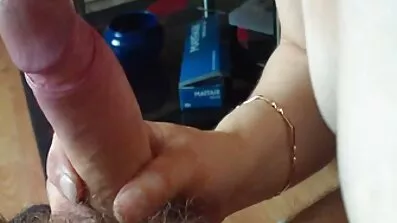 Trivelig brunette vasker ud og onanerer slids