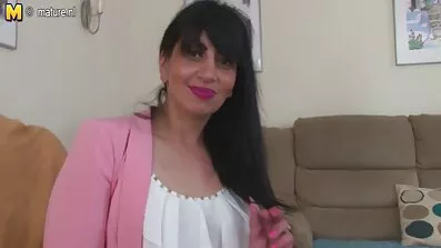 Elegant brunette onanerer på terrassen