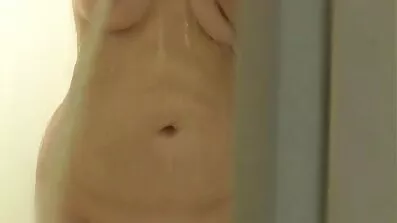 Skinny brystvorte skubber en lang plastik dildo i hendes fisse