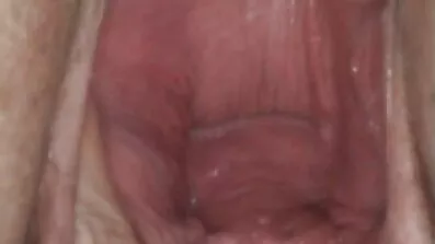 Skubber to piger ind i vaginale huller