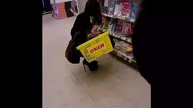 Hun tager sin kjole af og knepper ved støbningen med en fremmed