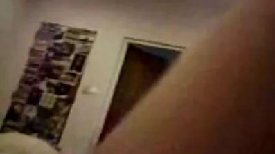 Med sin ophidsede tunge slikker hun sin vens fisse