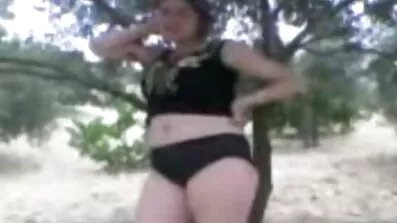 Slutty kone snyder ved siden af sovende mand og overgiver sig til en ven