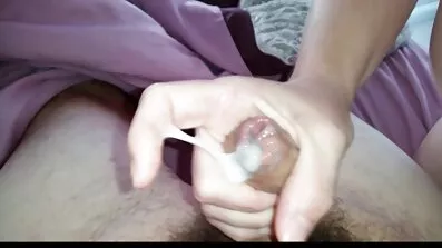 Skægget brunette fucks i et dejligt mættet hul