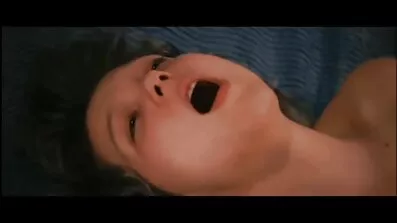 Babe med anal plug giver glæde til sig selv
