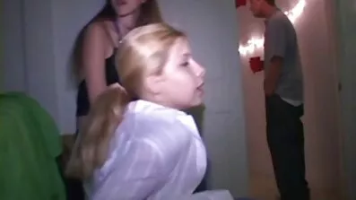 Blonde chick sutter og giver fisse til en fyr