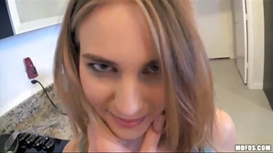 Fingering positioner blonde fucked af en fyr