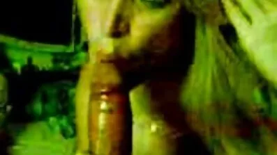 Piger fucking på stolen og stikker en vibrator
