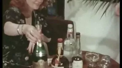 Hot blonde fucked gennem et hul i væggen
