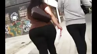 Pige tager anal hul og giver cum der