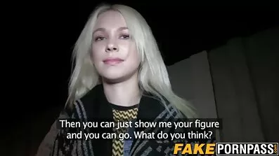 Efter vilde køn cumshot på fødderne af en ung tæve