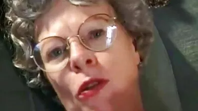 Med en assertiv mandlig pige fucked for penge og cum