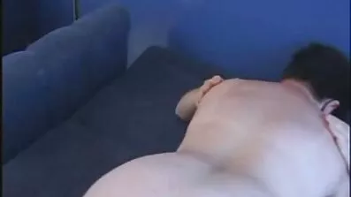 Fucking mand fucked pige på sofaen i nøgne fisse