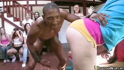 Clockork barberet hoved pige sutter pik
