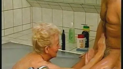 Elegant bachelorette fest blev til en orgie med sugende haner og skide vildt
