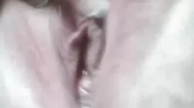 Fuck en kvinde på sofaen i et solidt vaginal hul