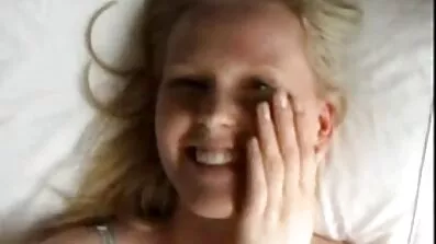 Hot cutie besluttede at drille sin ven anusling