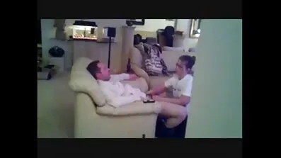 Mens far ikke var hjemme søde, slog fisse i stolen