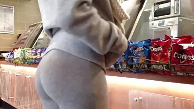 Smuk pige rider pik temmelig hurtigt