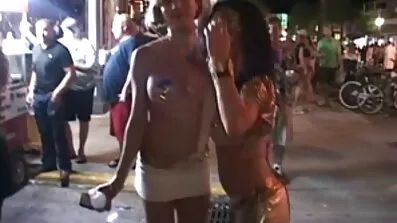 Blondes kysse pussies og fucking med en strap-on
