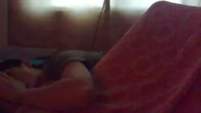 Slank blonde fucked med vibrator på sengen