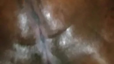 Chikula i trusser onanerer hendes hul