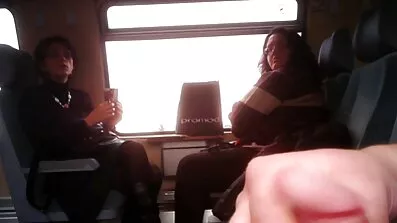 Brunette røv hoppede på pik i Ridder position