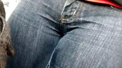 Sød pige med en Behåret pubis opfylder en rigtig macho