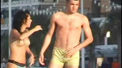 Unge attraktive piger trekant i sengen fucking