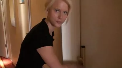 Ash-blonde cocksluts med ren fornøjelse praksis fisse spise