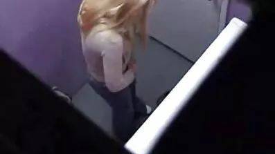 På sengen køn af en blondine og en brunette brød ud om morgenen